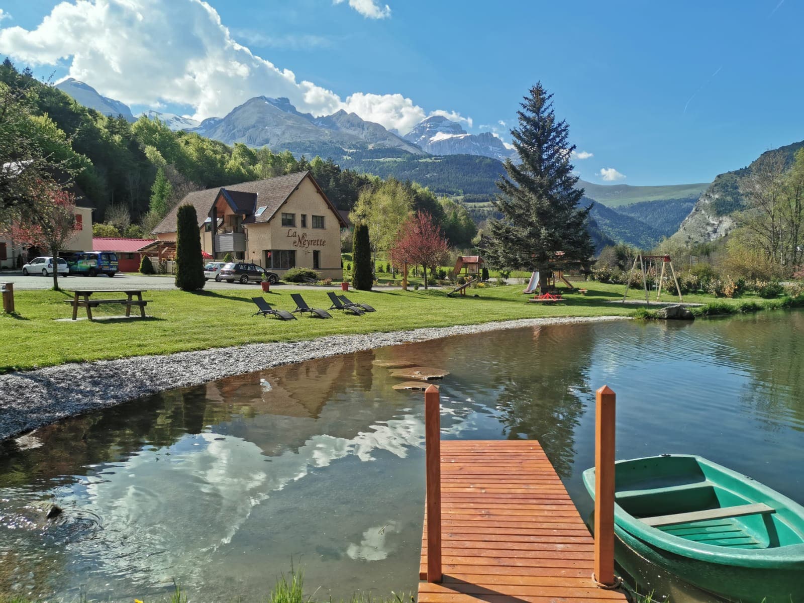 Verglaster Raum mit Blick auf See und Berge