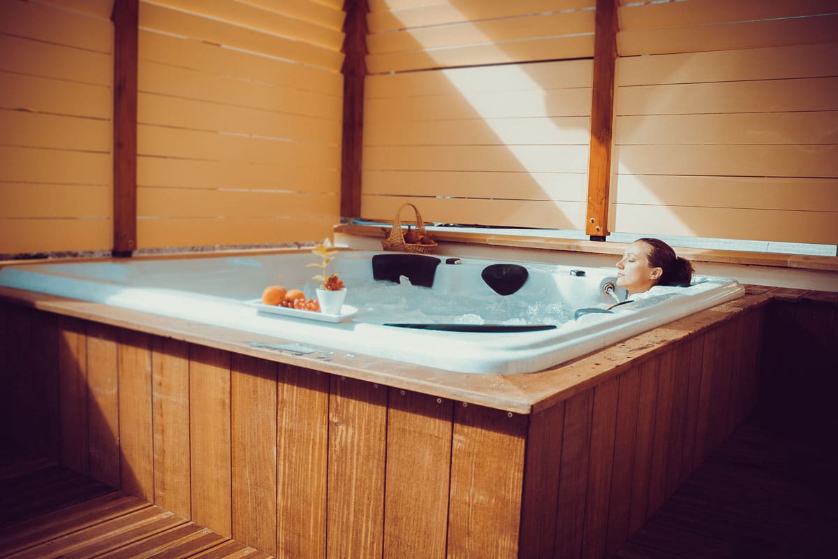 Entspannung im Whirlpool des Spas von La Neyrette
