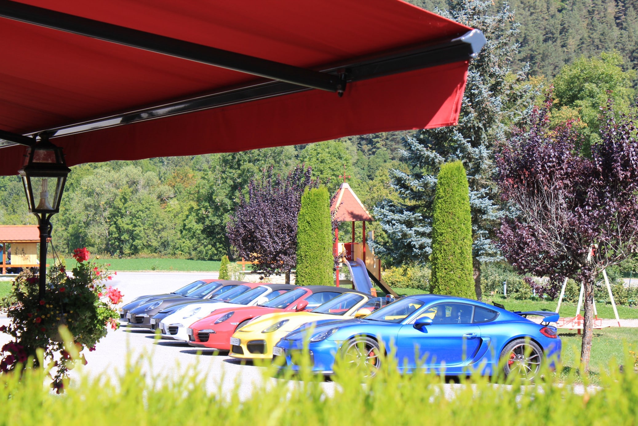 Oldtimer im Park während einer Rallye