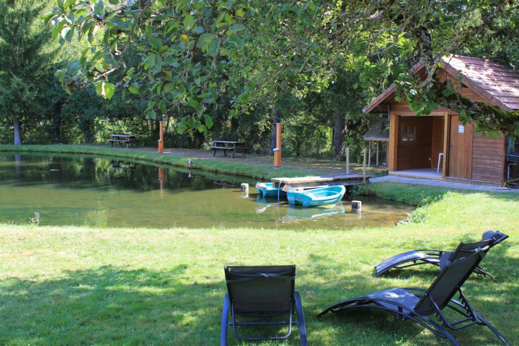 Familienessen im Park von La Neyrette am See